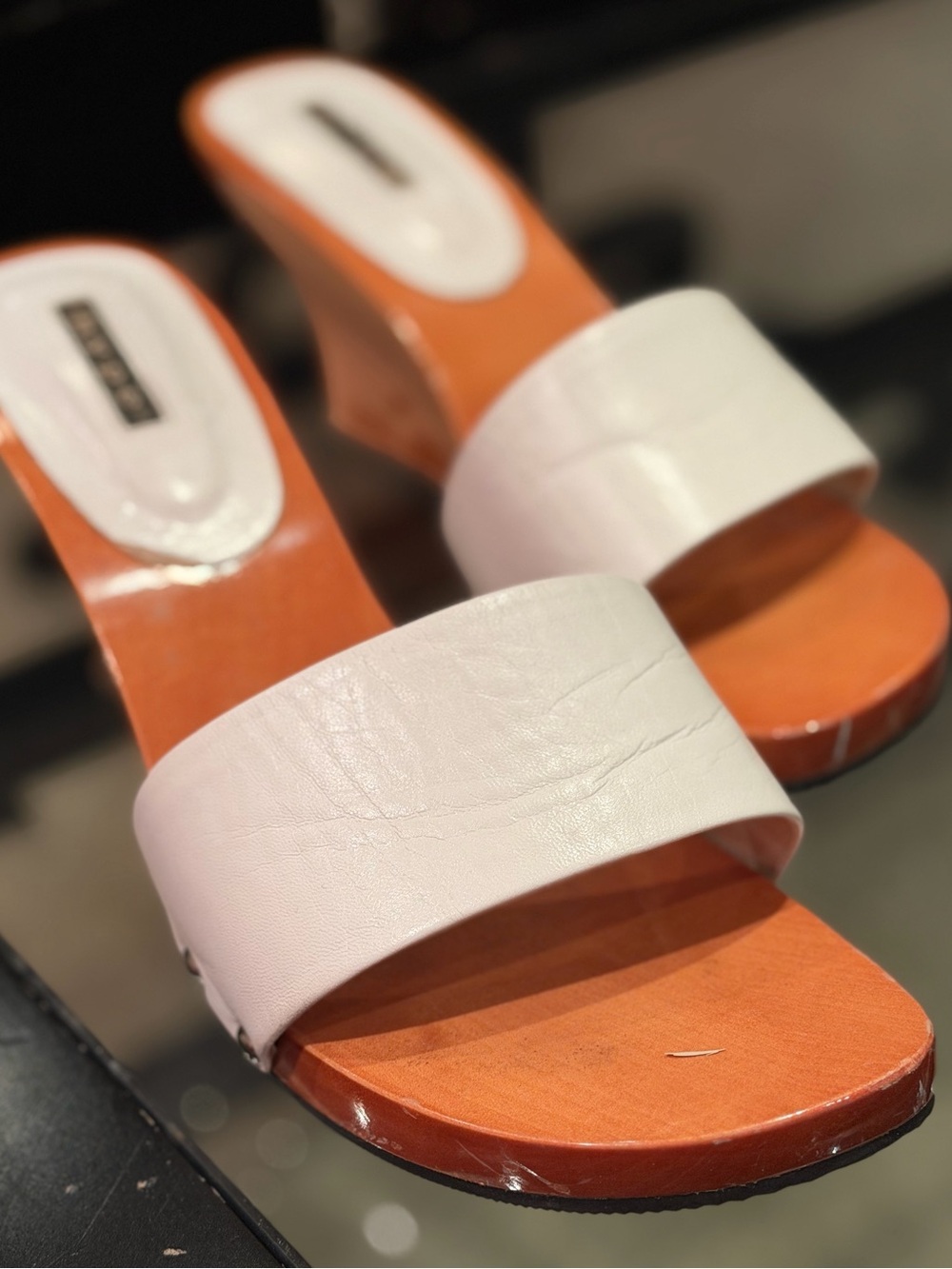 Hype white leather and wood wedge